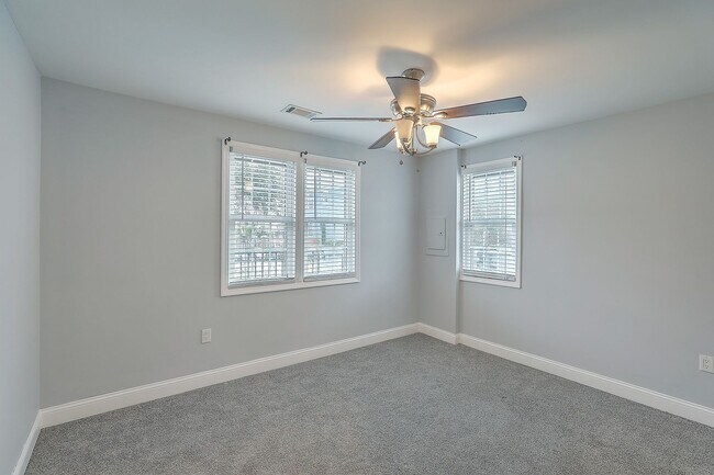Building Photo - Renovated Home in the Heart of West Ashley!