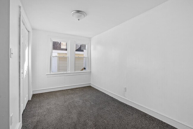 Building Photo - 126 S 4th St