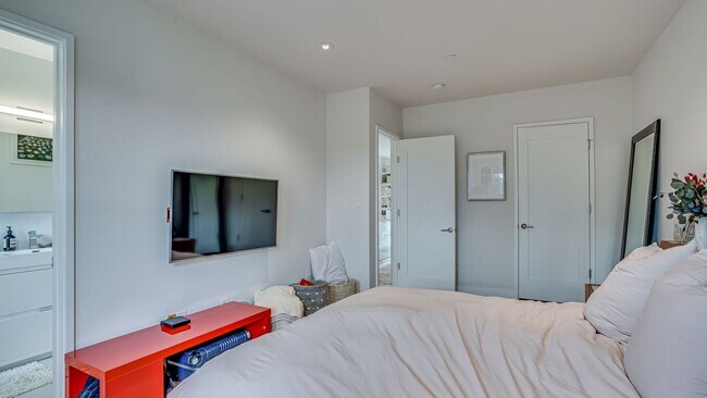 Building Photo - Luxurious Living in NW DC!