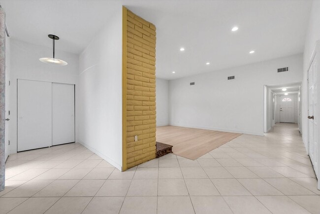 Building Photo - "Rare Single-Story Remodel: Modern 3BR End-Unit in University Park