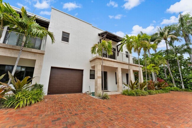 Building Photo - 1121 Bel Air Dr