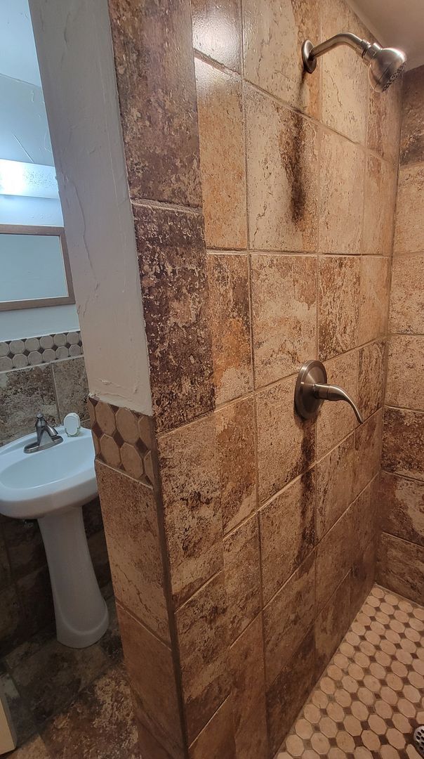 Building Photo - 3 Bed, 3 Bath with Downstairs Kitchenette ...