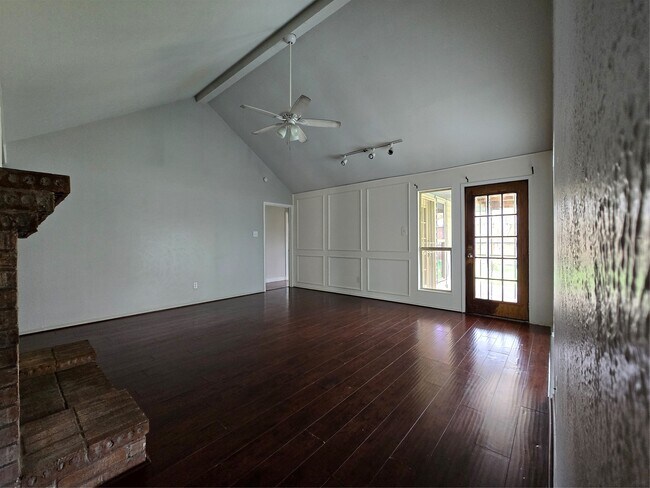 Building Photo - 1818 Pine Hollow Dr