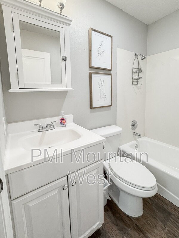 Building Photo - 484 E 900 N