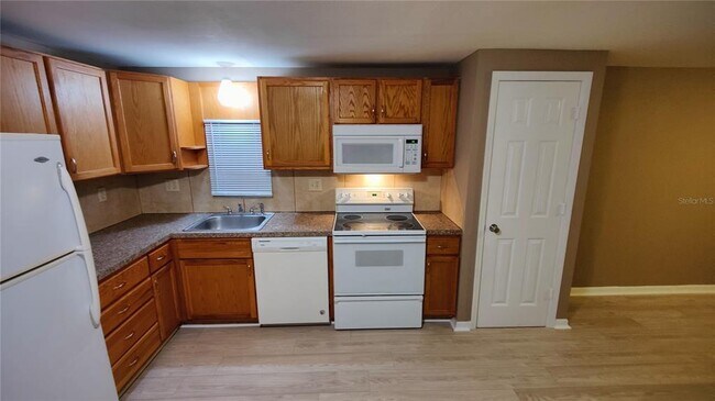 Building Photo - 1215 Skyview Blvd