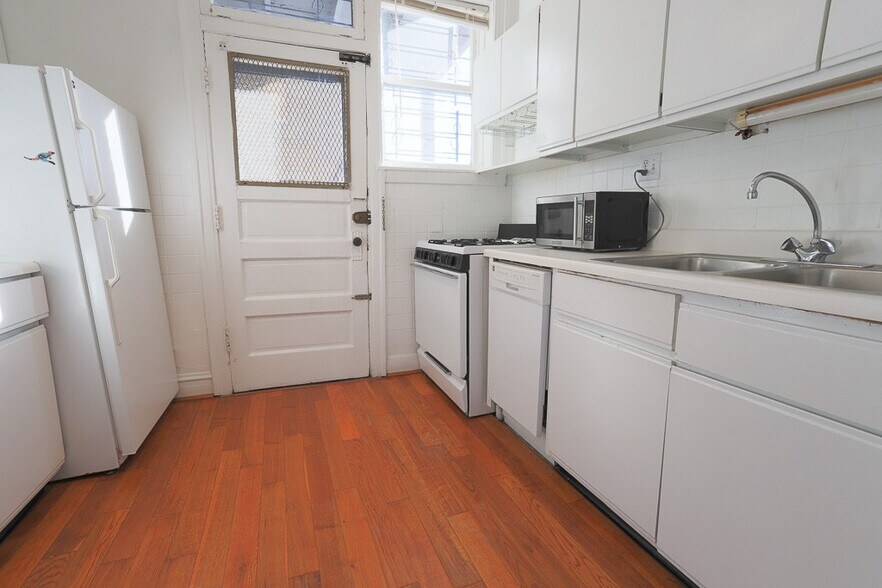 Building Photo - 621 W Cornelia Ave