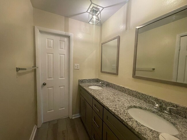 Building Photo - The Perfect 3 Bed, 1.5 Bath Cozy Townhouse