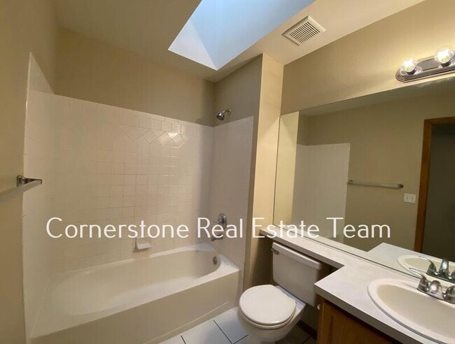Building Photo - 1345 Coolcrest Dr