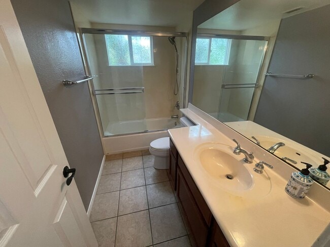 Building Photo - Spacious 3-bedroom, 3-bath townhome in the...