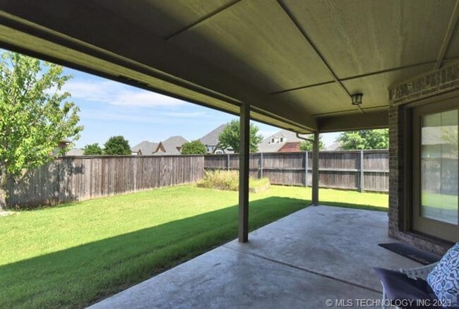 Building Photo - Room for the whole family in this 5 bedroom, 3-1/2 bath Executive Rental on corner lot in Millice...