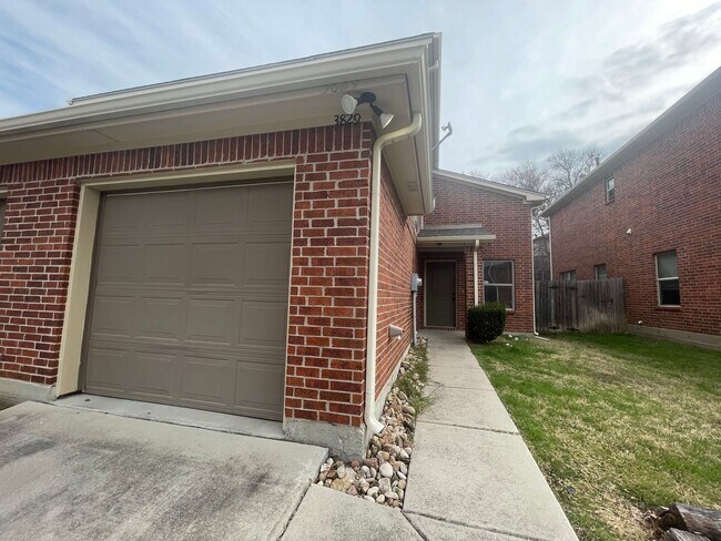 Building Photo - | 3BR/2.5BA Townhome | 18' Ceilings | Granite | Garage | Lawn Care Incl | Benbrook TX 76116