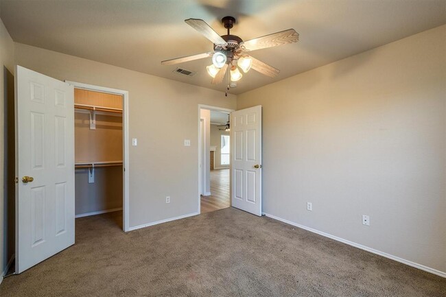 Building Photo - 706 Lakeview Dr
