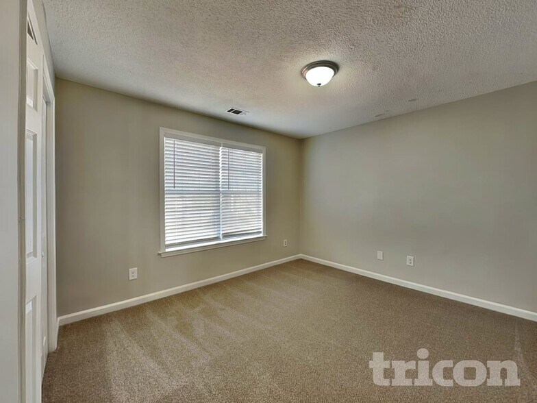 Building Photo - 1016 Forest Glen