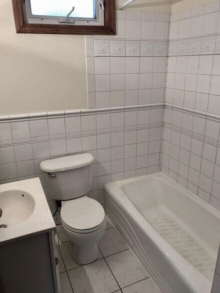 Building Photo - 336 Centre St