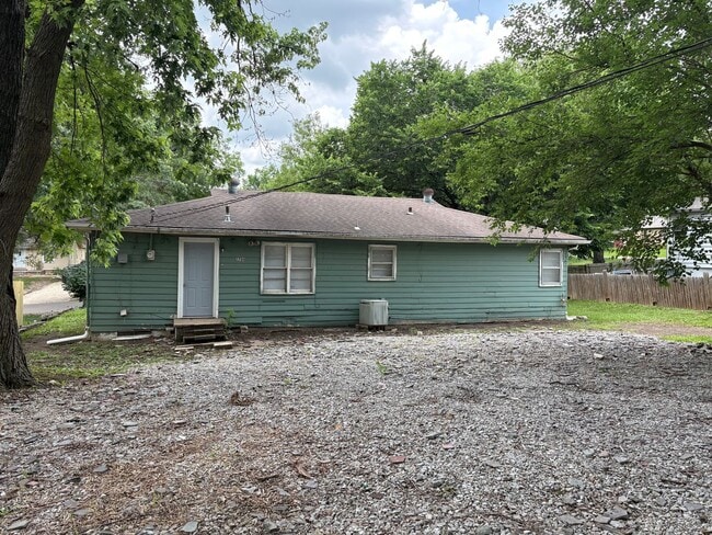 Building Photo - 3 BEDROOM 1 BATH HOME