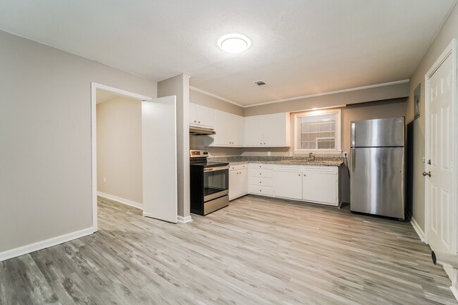 Building Photo - 573 N Park Ln