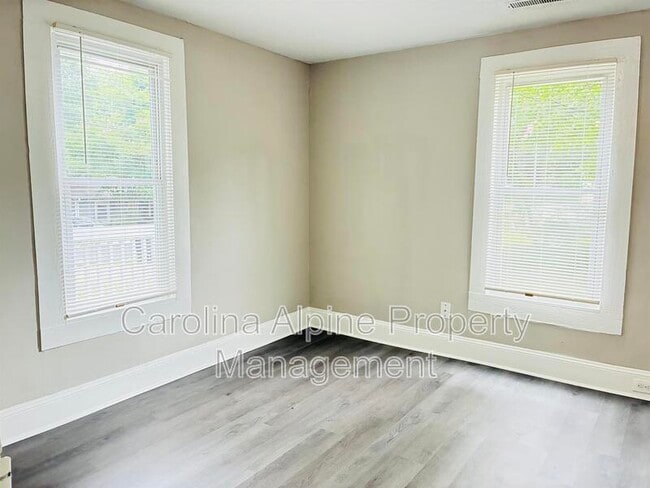 Building Photo - 514 S Maple St