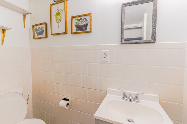 Building Photo - 393 Geranium Ave E