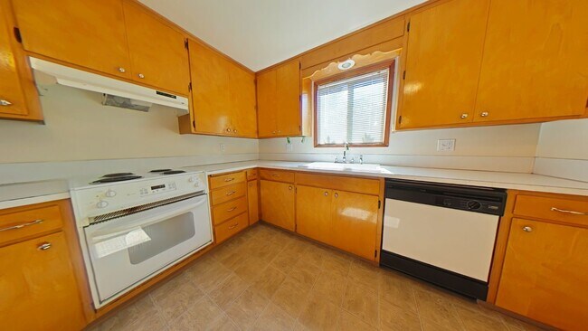 Building Photo - 2 Bedroom Apartment ~ Close to Campus