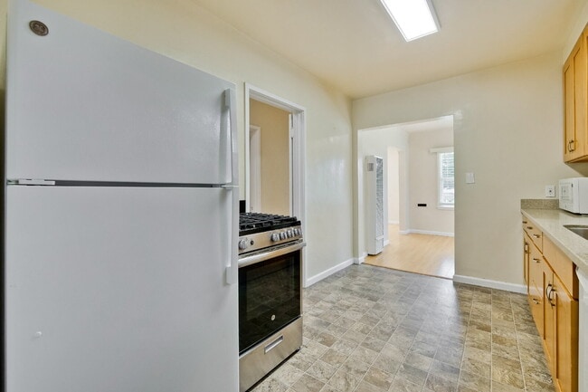 Building Photo - Bright, Clean and Cozy 2BR, 1BA Single Fam...