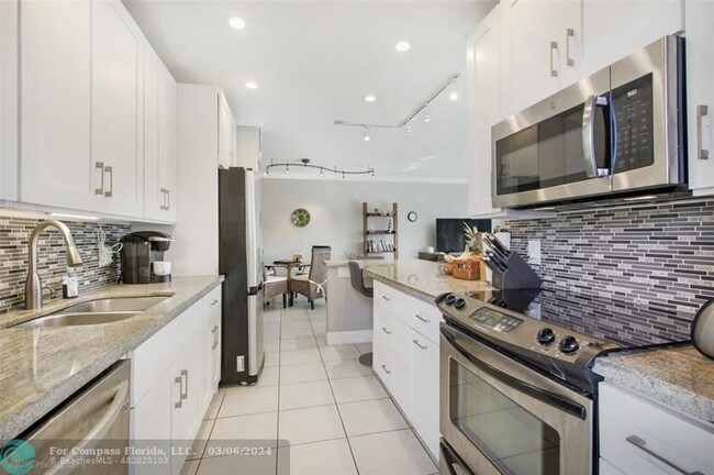 Building Photo - 180 Isle of Venice Dr