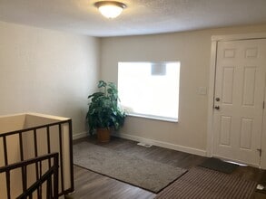 Building Photo - 1102 E 2nd St