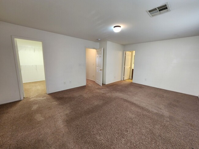 Building Photo - Great 2 Story Home in the SouthWest