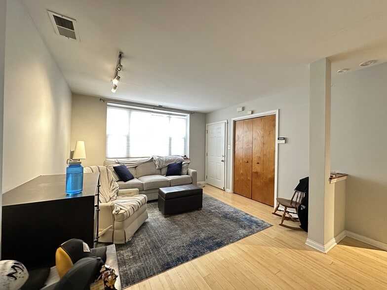 Building Photo - 1636 W Ohio St