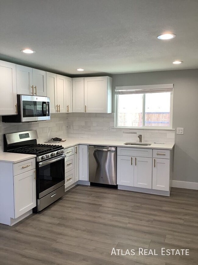 Building Photo - 13666 E Dakota Ave