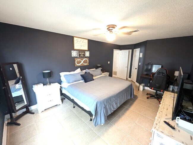 Building Photo - 437 Bridgewater Ct