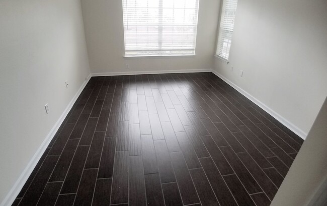 Building Photo - Gorgeous Remodeled 2/2 Floors Condo For Re...