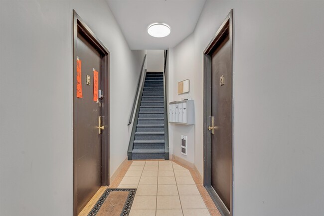 Building Photo - 128 Bright St