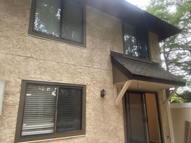 Building Photo - Charming 3BR Townhome in Plainsboro