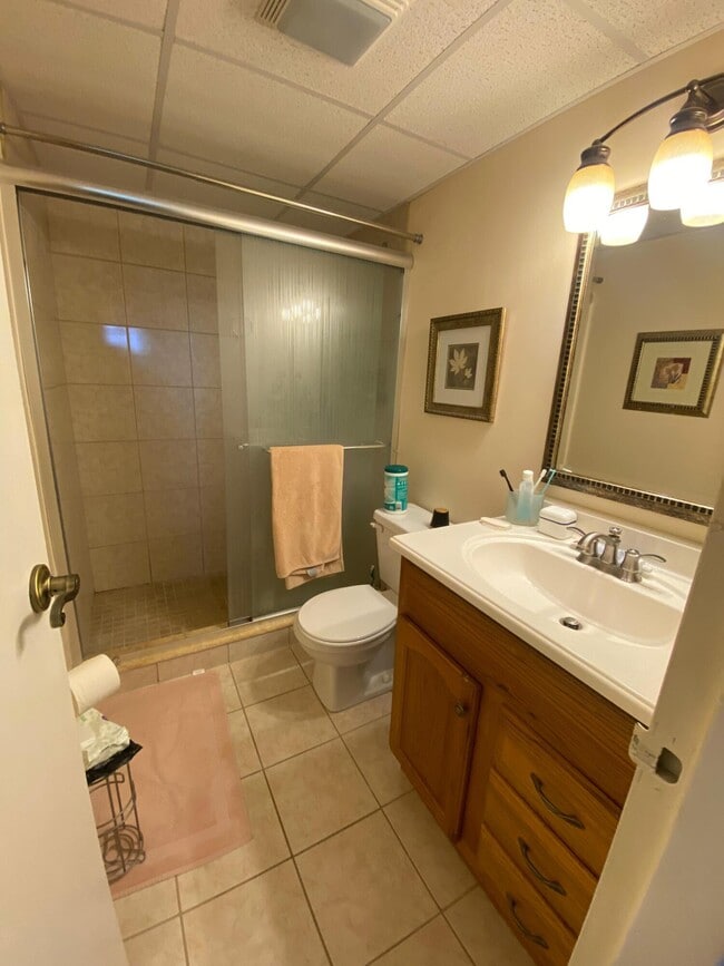 Building Photo - 1055 Country Club Dr