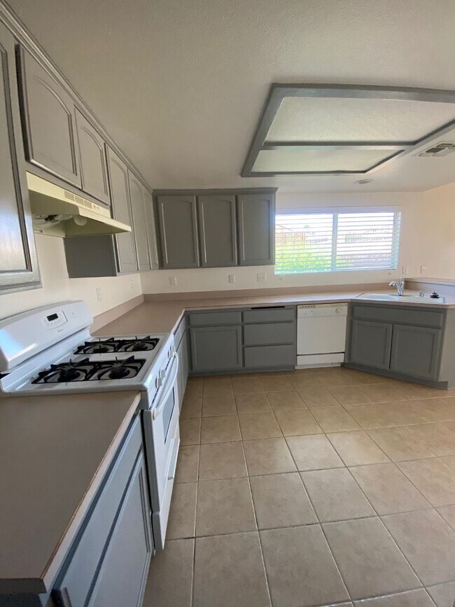 Building Photo - AVAILABLE NOW $200 off First Month Rent