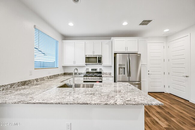 Building Photo - 7574 W Jackrabbit Ln