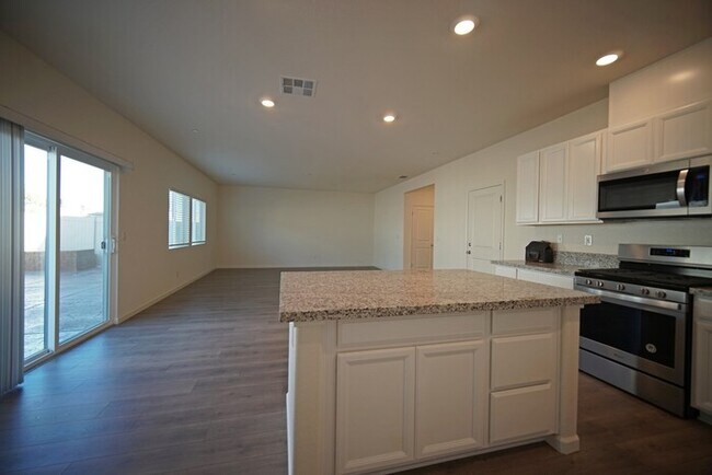 Building Photo - Beautiful 4 Bedroom PLUS office / den in Natomas!