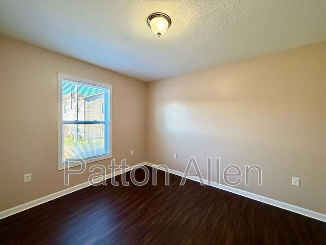 Building Photo - 10 Zell Ln