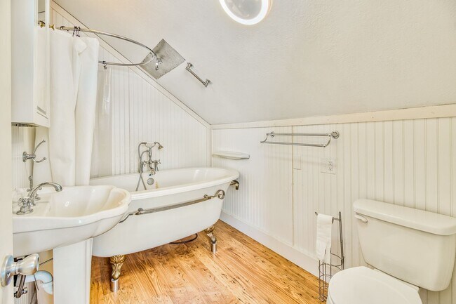 Building Photo - Luxury 5 Bed, 5 Bath Home with Modern Finishes & 2-Car Garage! - Available NOW!