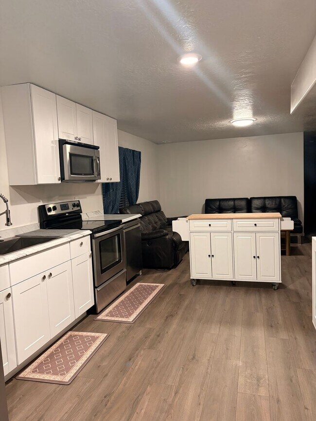 Building Photo - Beautiful 6 Bedroom/3.5 Bath Home in Springville!