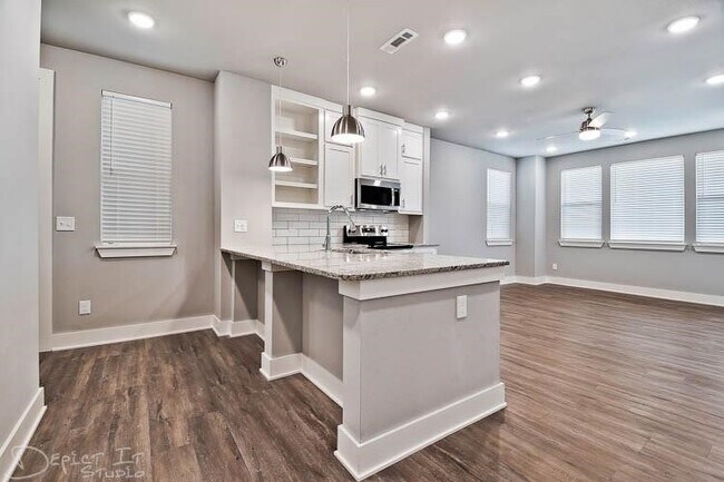 Building Photo - 1701 W Deane St