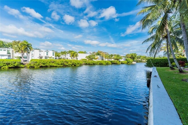 Building Photo - 801 NE 18th Ct