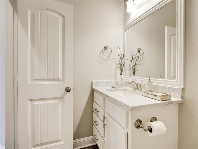 Building Photo - 2700 Gladstone Dr