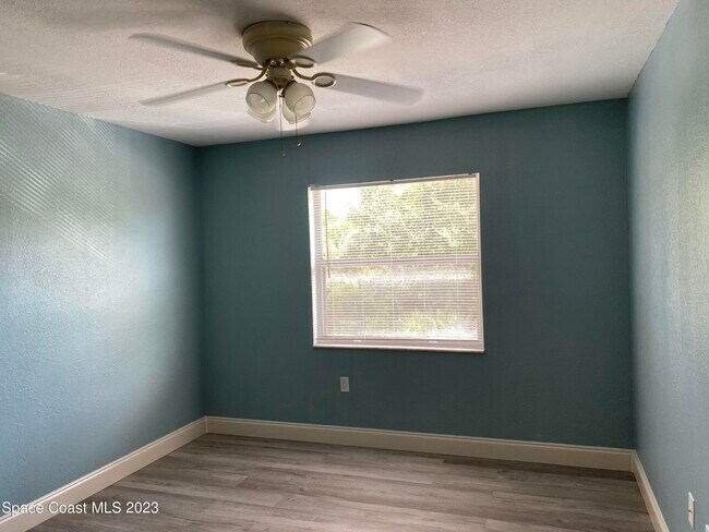 Building Photo - 210 Spring Dr