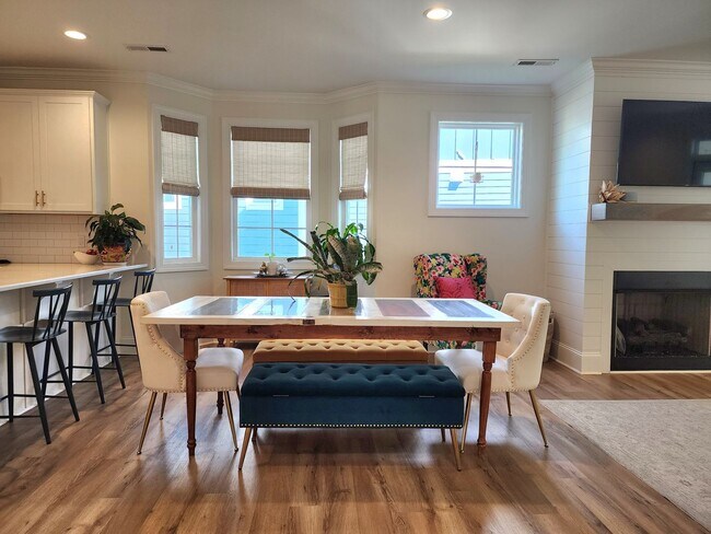 Building Photo - Home Available in Summerhouse on Everett Bay! Showings Coming Soon.