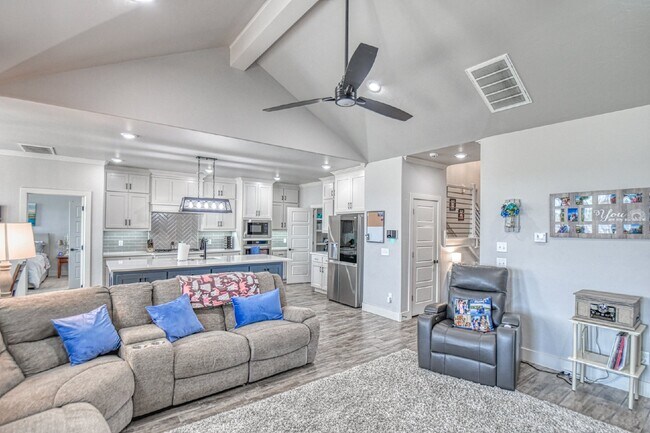 Building Photo - Spacious 5-Bedroom Home with 3 Full Baths ...