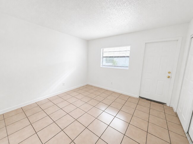 Building Photo - 3881 Riverside Dr