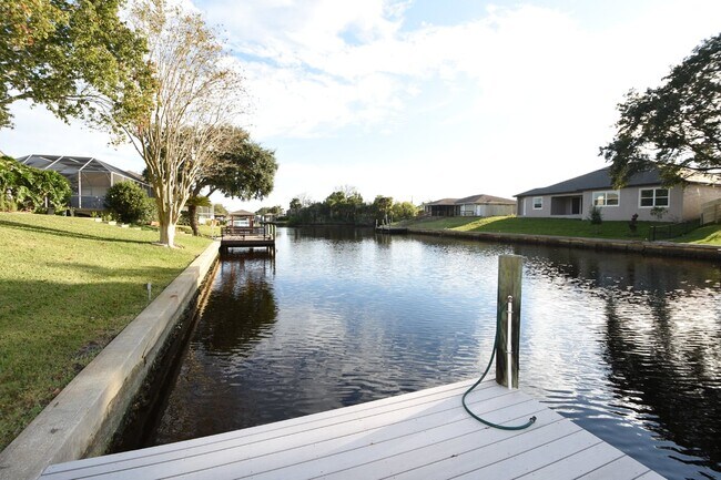 Building Photo - Salt water canal, 2 story home