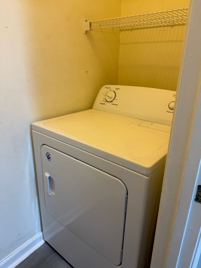 Building Photo - First Floor Condo - Estate at Westbury