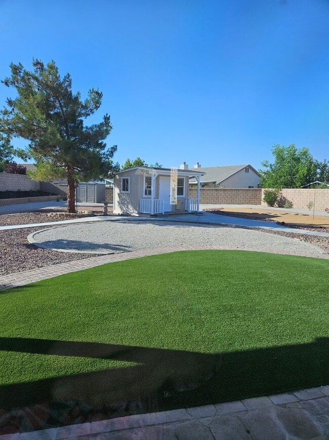 Building Photo - 3 Bedrooms, Den, 2 Bathrooms, 3 Car Garage...